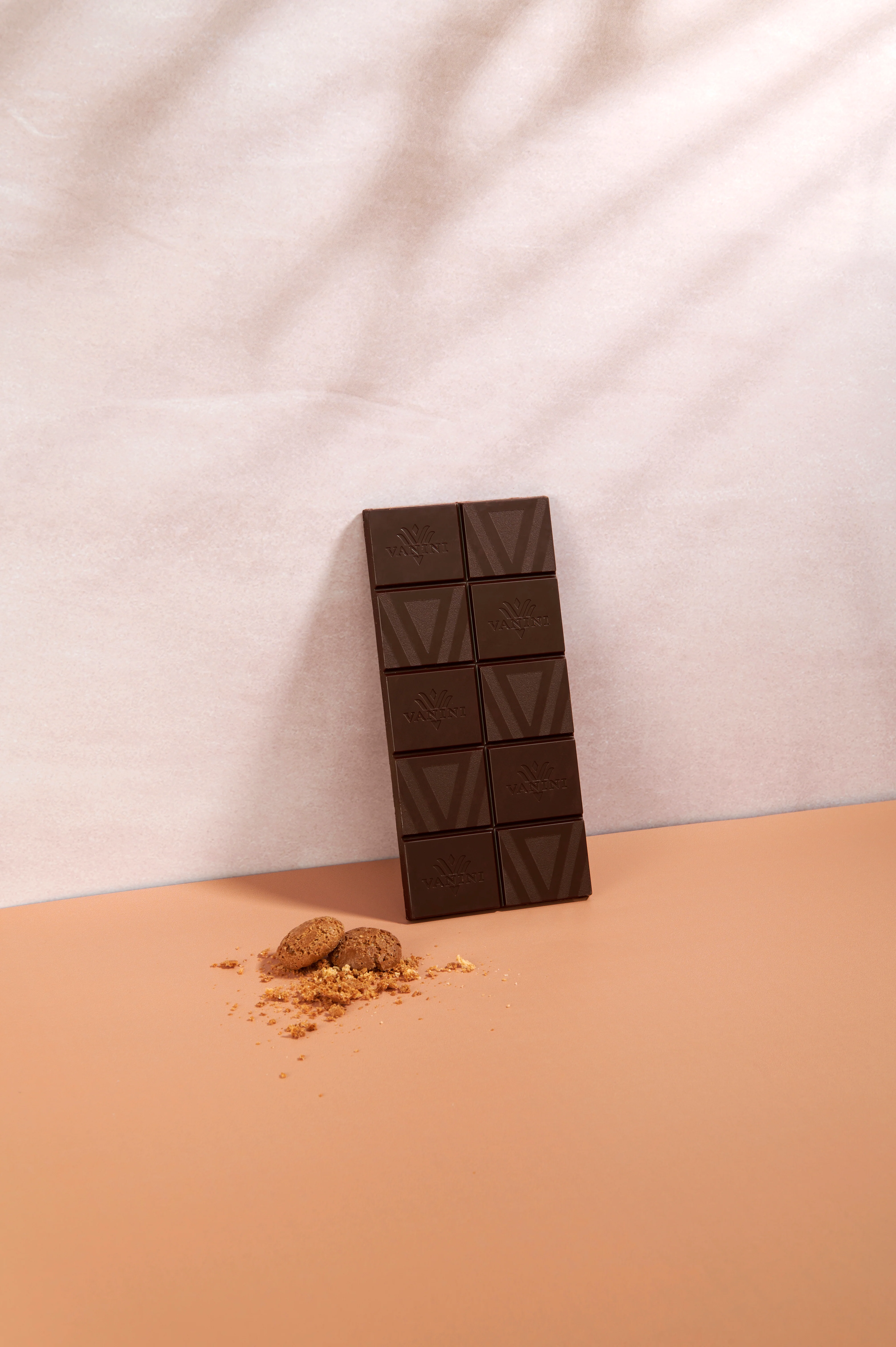 Tavoletta Vanini Monorigine Perù Fondente 62% con biscotto al gusto di amaretto - Image 3