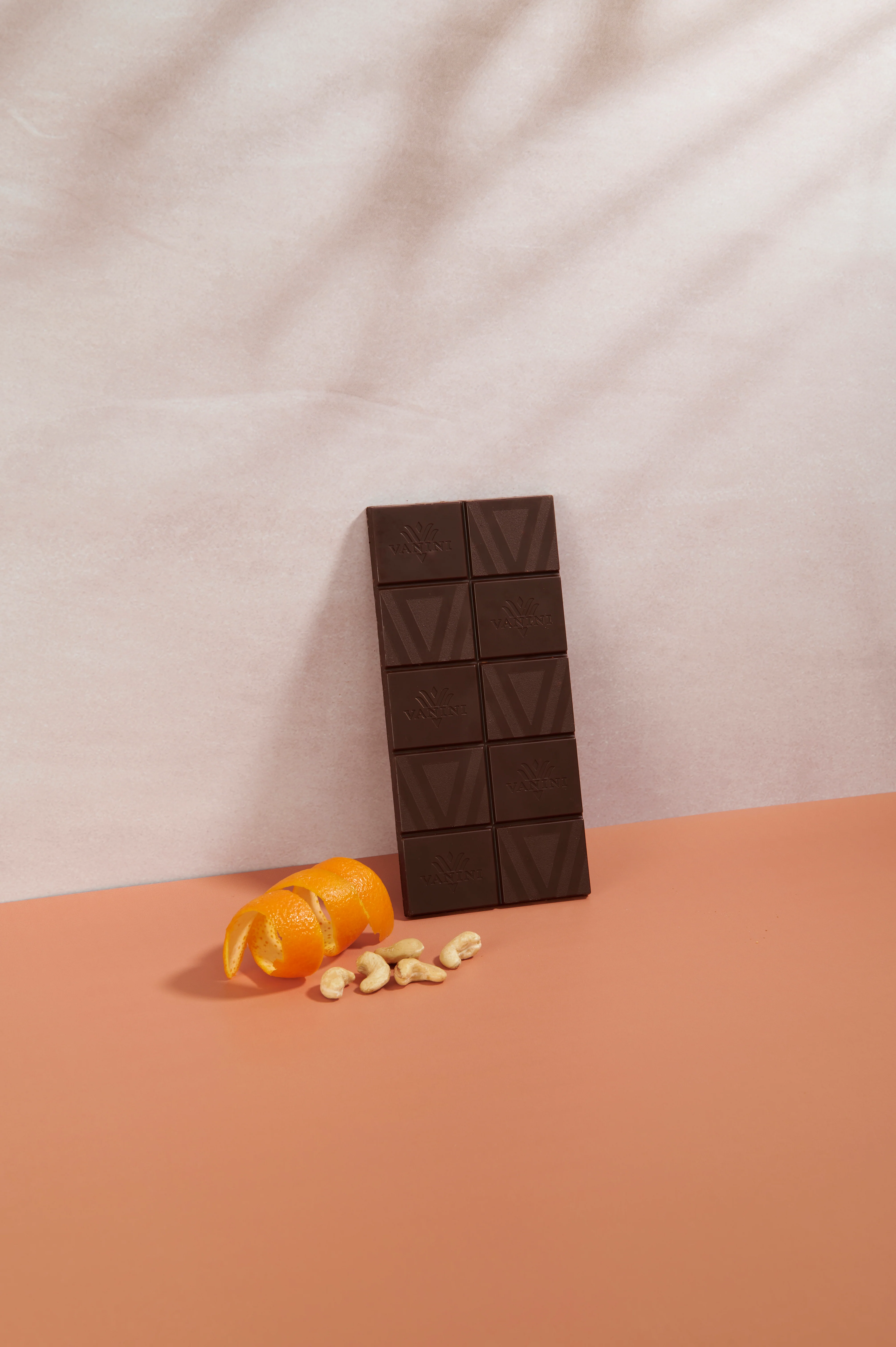 Tavoletta Vanini Monorigine Perù Fondente 62% con scorze di arancia e anacardi - Image 3