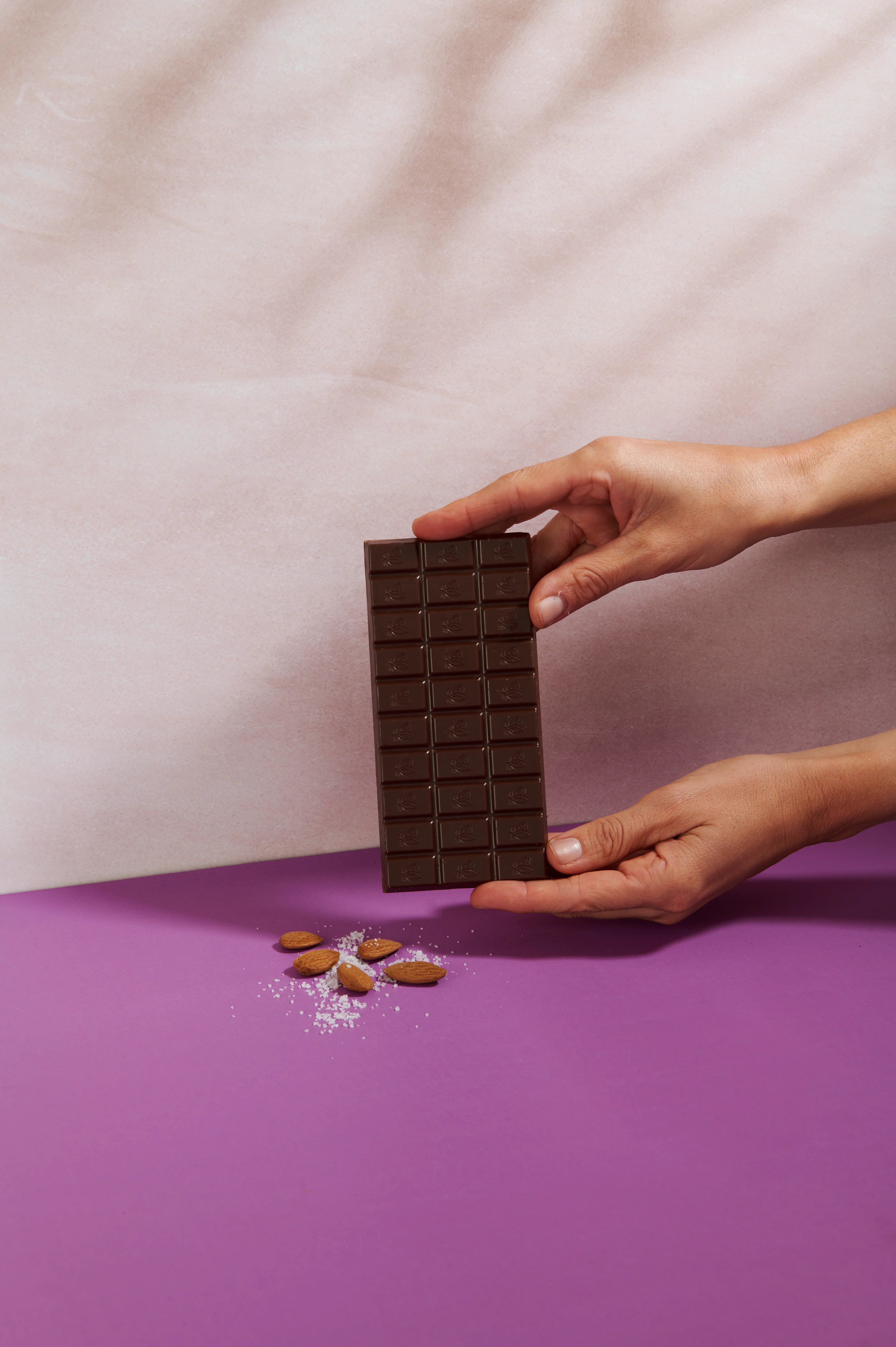 Tavoletta Vanini Uganda Fondente Bio 56% con mandorle e sale di Sicilia - Image 3